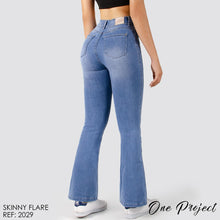 Cargar imagen en el visor de la galería, JEANS MUJER MOM FLARE 2029
