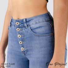 Cargar imagen en el visor de la galería, JEANS MUJER MOM FLARE 2029
